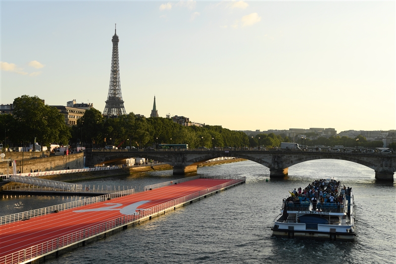 パリ五輪の舞台「スタッド・ド・フランス」トラックが完成!!珍しい紫色の超高速トラック