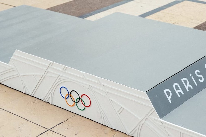 パリ五輪・パラの表彰台が公開！エッフェル塔から着想 国内素材で環境にも配慮