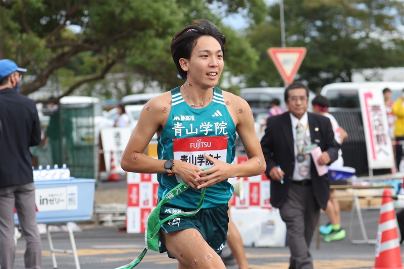 1区は青学大・鶴川正也が区間賞！ラスト400mで抜け出す 國學院大3位 駒大は16秒差の6位でスタート／出雲駅伝