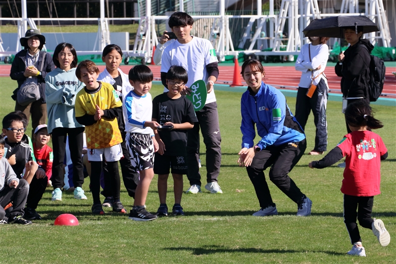 エディオンスポーツ教室が今年も開催！木村文子さん「身体動かす楽しさを感じて」晴天のもと子どもたちが笑顔に