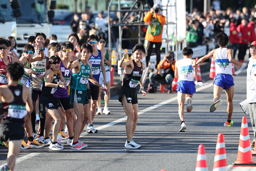 スローな展開となった1区は日体大がトップ通過！ 國學院大、創価大、青学大が僅差で続く／全日本大学駅伝