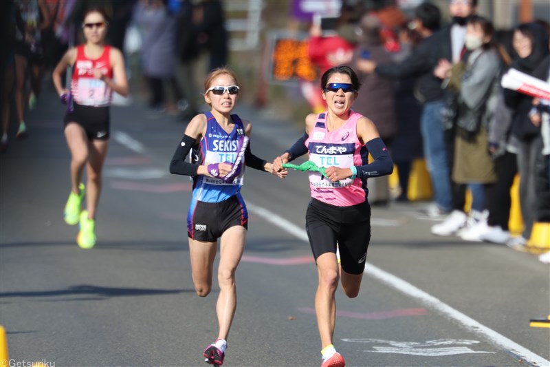 女王・積水化学がトップ！田浦英理歌が天満屋・吉薗栞との熱戦制し、連覇へ好発進！／クイーンズ駅伝