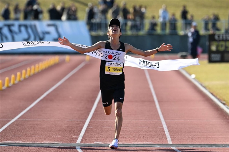 吉田祐也が涙のV！日本歴代3位の2時間5分16秒 世界を「本気で目指したい」と母校拠点に／福岡国際マラソン